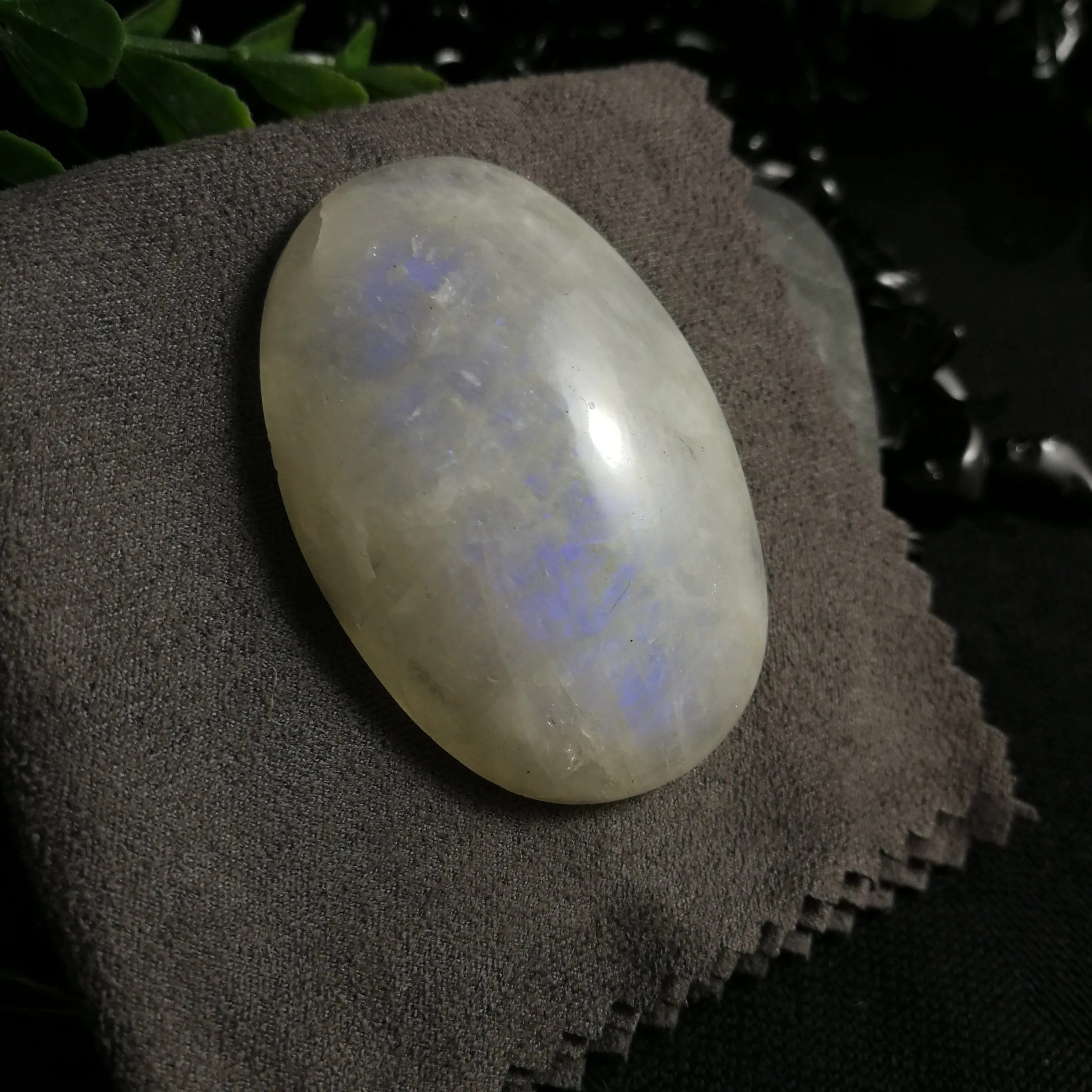 Rainbow Moonstone Cabochon (20.8 g)